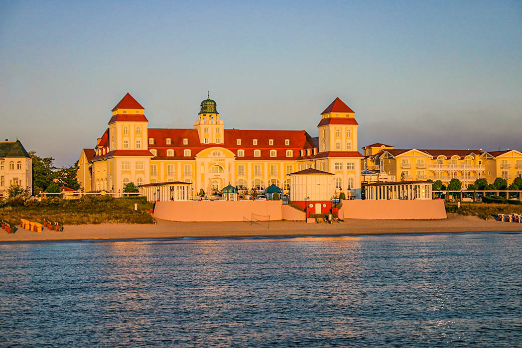 Das Binzer Kurhaus im Sonnenaufgang