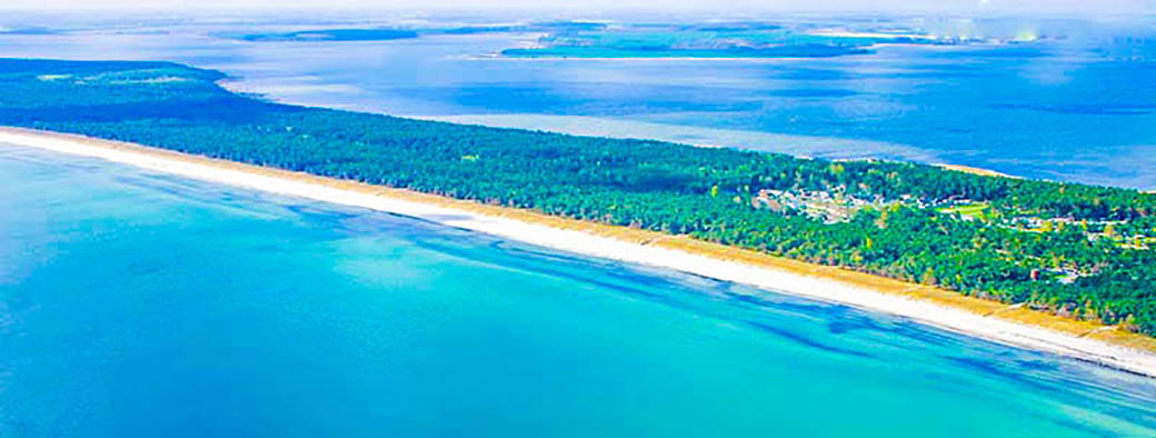 Die Schaabe verbindet Jasmund mit Wittow und trennt den Jasmunder Bodden von der Ostsee.