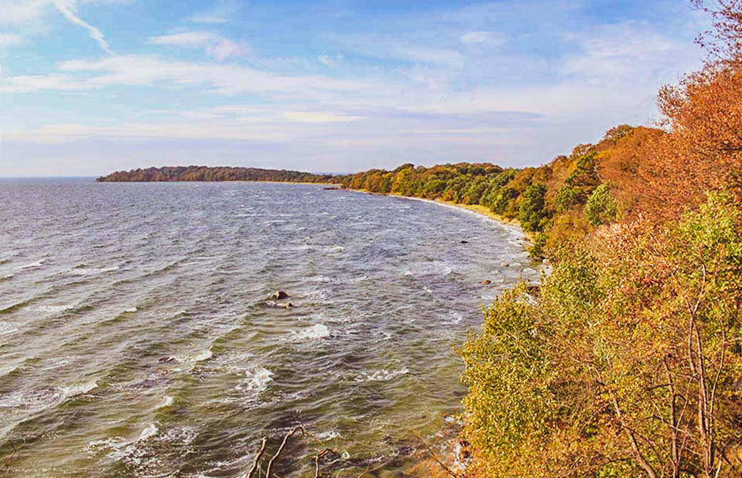 Die Insel Vilm erstreckt sich von Nordost nach Südwest im Rügischen Bodden