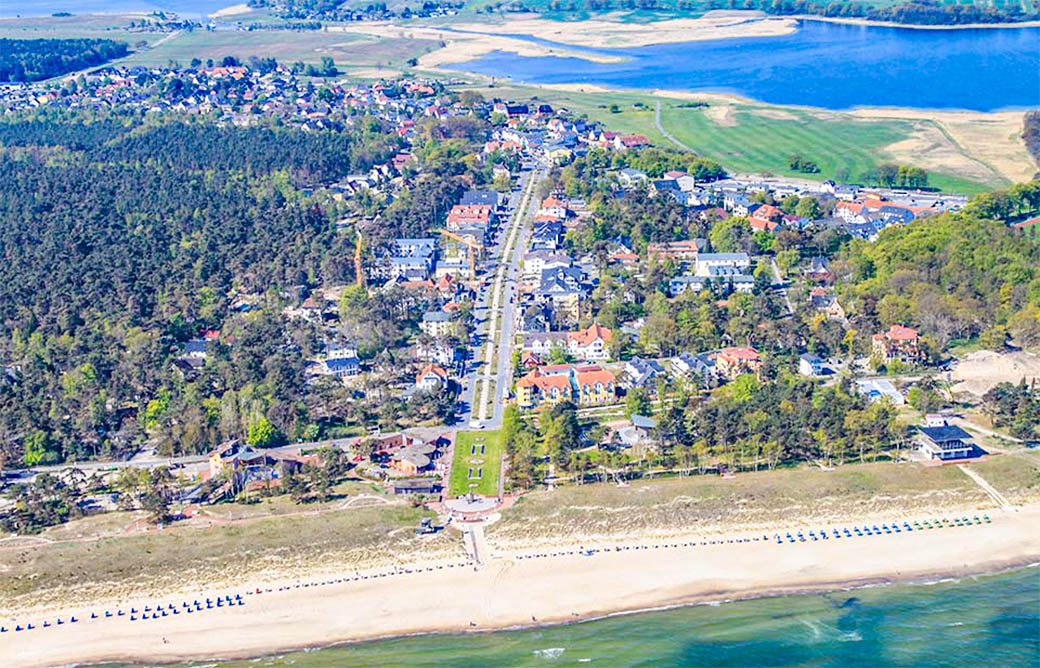 Luftaufnahme vom Ostseebad Baabe mit seinem Strandabschnitt zwischen Sellin und Göhren